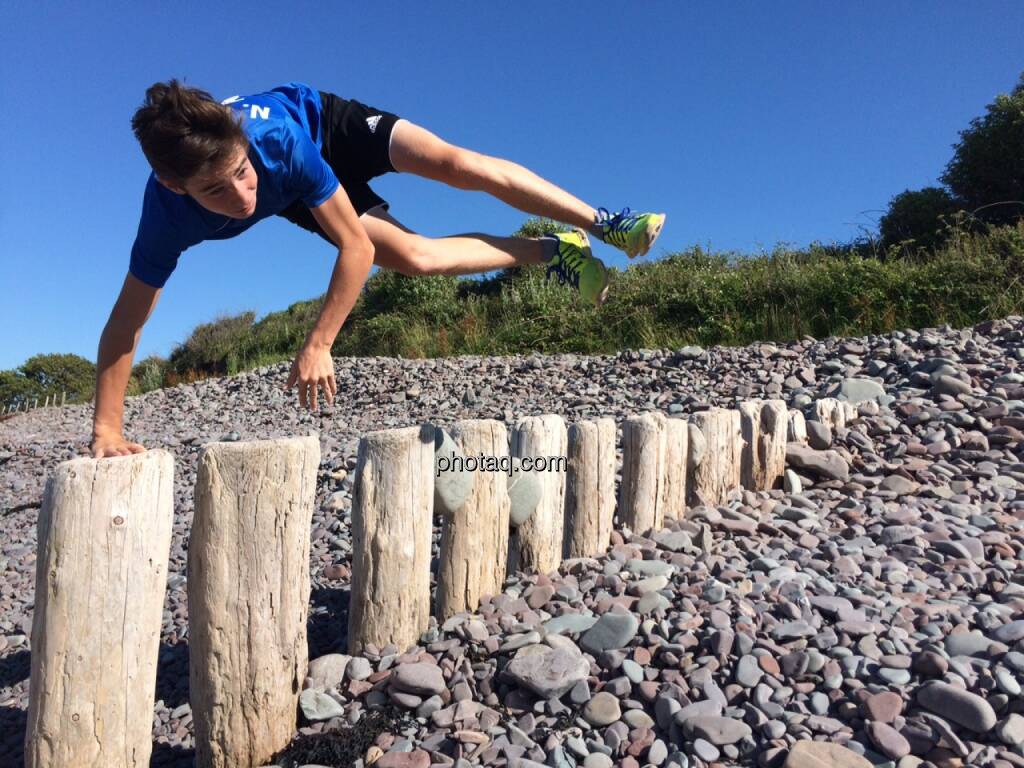 Nikolas Draper, Strand, Jump, © Martina Draper (19.07.2015) 