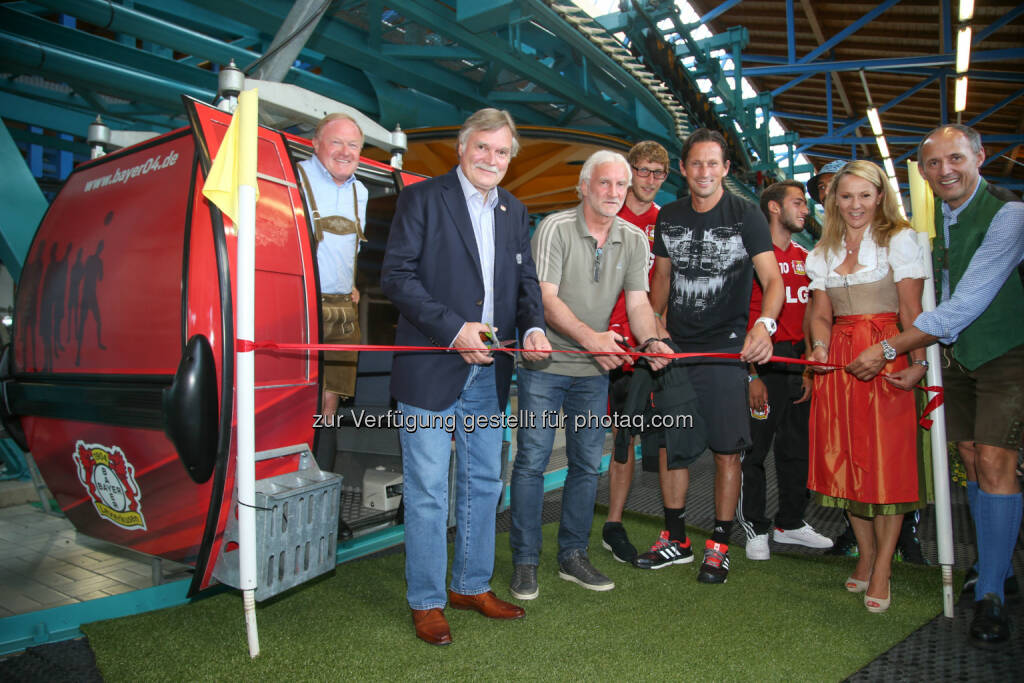 Erich Egger (GF Schmittenhöhebahn AG), Michael Schade (GF Bayer04 Leverkusen), Rudi Völler (Sportdirektor Bayer 04 Leverkusen), Roger Schmidt (Trainer Bayer 04 Leverkusen), Renate Ecker (GF Zell am See-Kaprun Tourismus), Leo Bauernberger (GF SalzburgerLand Tourismus) : Übergabe der Bayer 04 Leverkusen Gondel für die Areit Bahn I/Zell am See : © Franz Neumayr, © Aussendung (20.07.2015) 