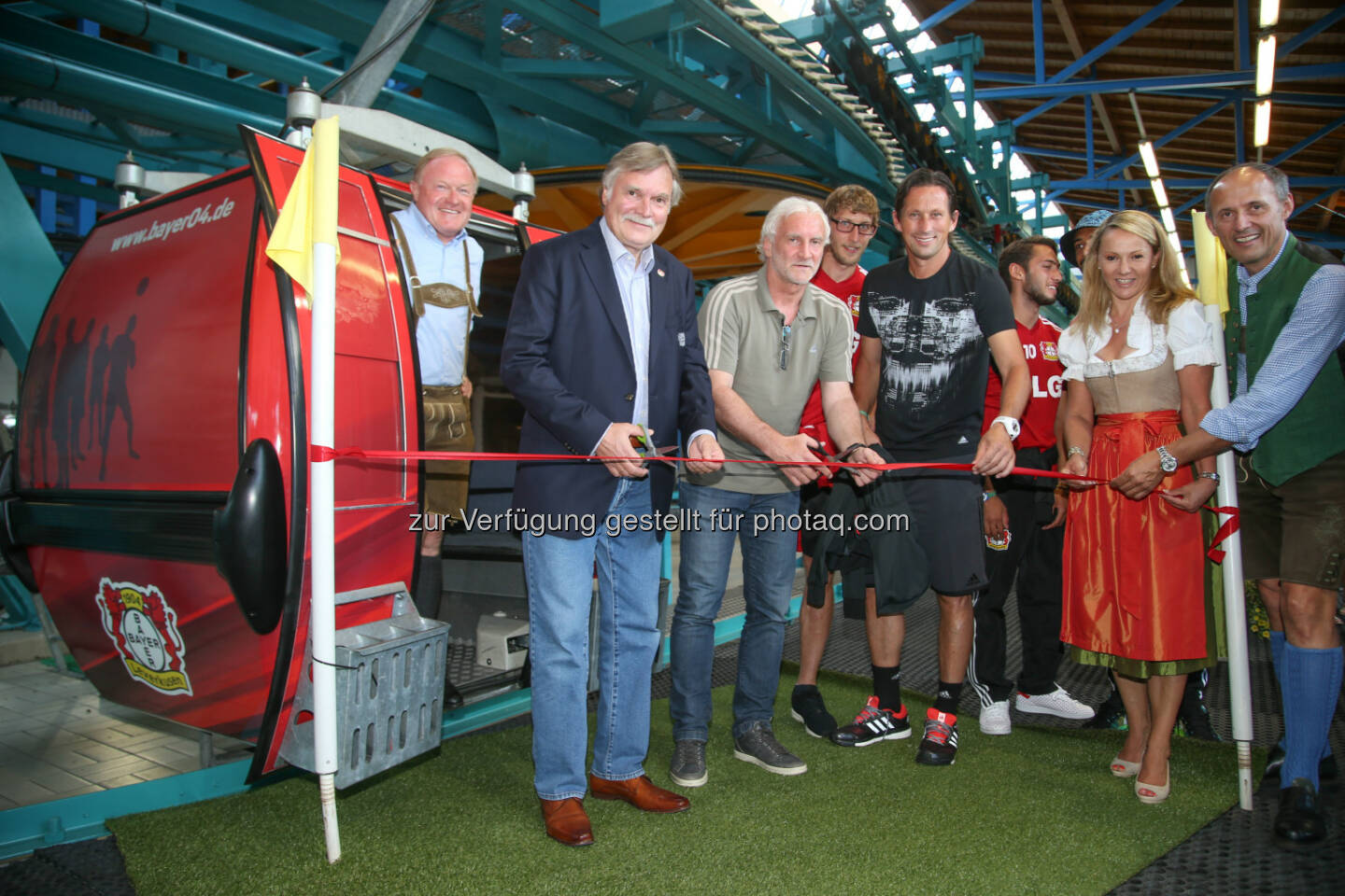 Erich Egger (GF Schmittenhöhebahn AG), Michael Schade (GF Bayer04 Leverkusen), Rudi Völler (Sportdirektor Bayer 04 Leverkusen), Roger Schmidt (Trainer Bayer 04 Leverkusen), Renate Ecker (GF Zell am See-Kaprun Tourismus), Leo Bauernberger (GF SalzburgerLand Tourismus) : Übergabe der Bayer 04 Leverkusen Gondel für die Areit Bahn I/Zell am See : © Franz Neumayr