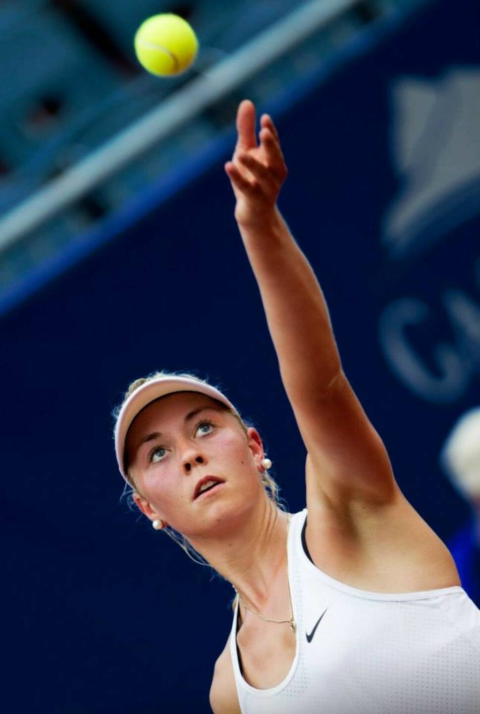 Aufschlag hoch Carina Witthoeft 