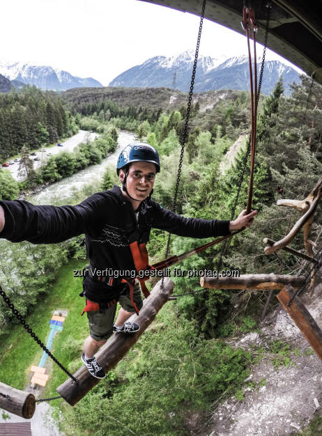 Benedikt Jörg : Im Tiroler Abenteuerpark AREA 47 nimmt ein Ferialpraktikant täglich Aufträge einer internationalen Online-Community entgegen : (c) Area 47 , © Aussender (21.07.2015) 