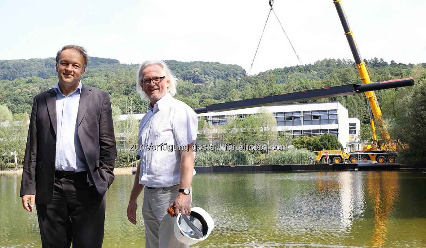 Meinhard Lukas (Rektor der Johannes Kepler Uni), Maximilian Luger (Architekt) : Schwimmkörper des TeichWerks am Uniteich gelandet : © Mag. Christian Savoy/Universitätskommunikation