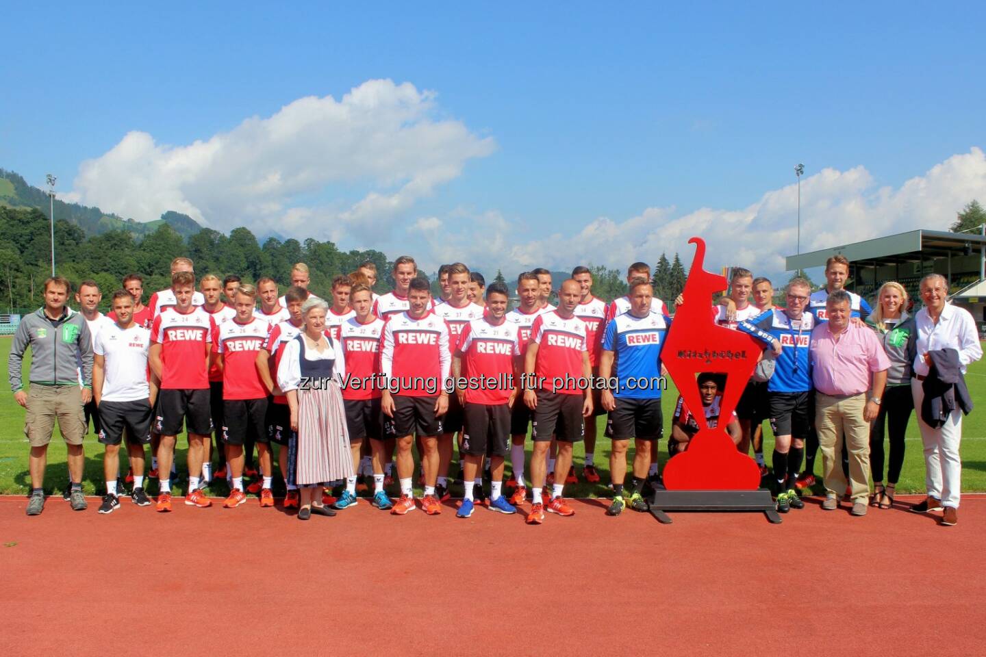 Signe Reisch, Präsidentin Kitzbühel Tourismus (Mitte) und Gerhard Walter, Direktor Kitzbühel Tourismus (re.) freuen sich über den sportlichen Besuch in Kitzbühel. Der 1. FC Köln beehrt im Rahmen seines Trainingslagers eine Woche lang die Gamsstadt : © Kitzbühel Tourismus