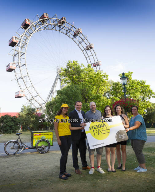 Alexandra Rohrhofer (Vienna Sightseeing Tours), Paul Blaguss (Vienna PASS), Clemens Hallas & Bettina Weber (Gewinner), Ulrike Piringer (Vienna PASS), Sabrina Unzeitig (Wiener Riesenrad) : Vienna PASS : Ehrung 125.000. Eintritt
 ©  Vienna PASS / Martin Steiger, © Aussendung (27.07.2015) 