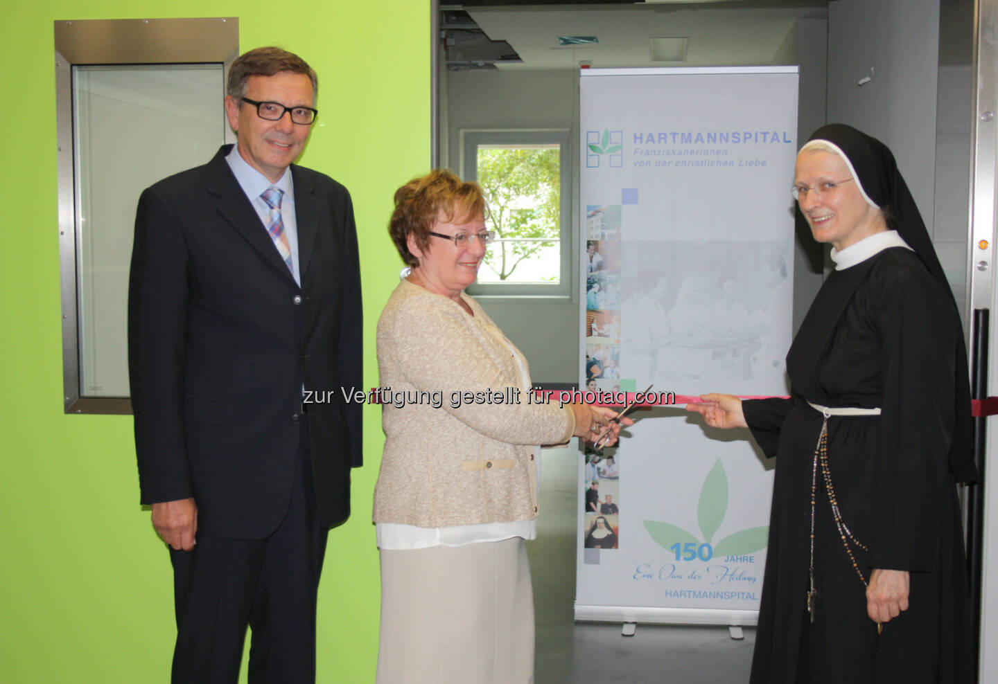 Thomas Riss (Chirurgie-Vorstand),  Marianne Klicka (3.Landtagspräsidentin), Sr.M.Sabine Zoitl (GF Hartmannspital) : Hartmannspital: Eröffnung des neuen OP-Bereichs : Fotograf: Bianca Schaurhofer / Fotocredit: Hartmannspital GmbH: 