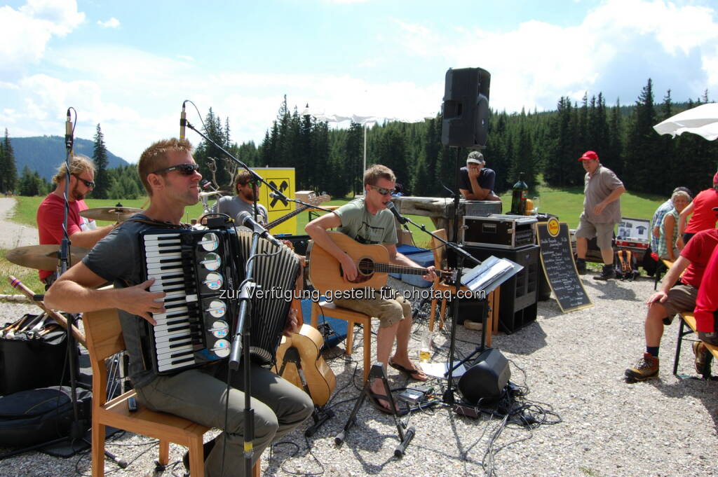 Dialektmusikgruppe „Hauk“ : Dialektmusik aus den Wiener Alpen : Junge Dialektmusik gepaart mit regionaler Küche bildet in der Veranstaltungsreihe „Dialekt schmeckt – am Berg“ vom 1. August bis 6. September eine Symbiose. Der Eintritt beim Festival Dialekt schmeckt - am Berg! ist frei : © eiffelbaum.com
, © Aussender (29.07.2015) 