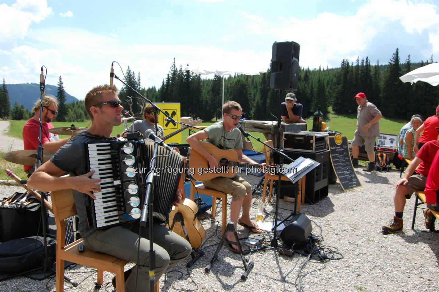 Dialektmusikgruppe „Hauk“ : Dialektmusik aus den Wiener Alpen : Junge Dialektmusik gepaart mit regionaler Küche bildet in der Veranstaltungsreihe „Dialekt schmeckt – am Berg“ vom 1. August bis 6. September eine Symbiose. Der Eintritt beim Festival Dialekt schmeckt - am Berg! ist frei : © eiffelbaum.com
