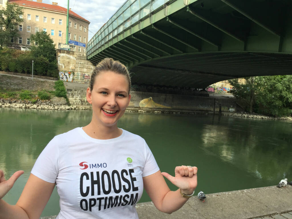  Julia Pleschke, smoonr, Choose Optimism, Shirt in der S Immo / Smeil-Edition, © Diverse Fotografen / Aktion wurde vom Börse Express 2014 an photaq/BSN übetragen (29.07.2015) 