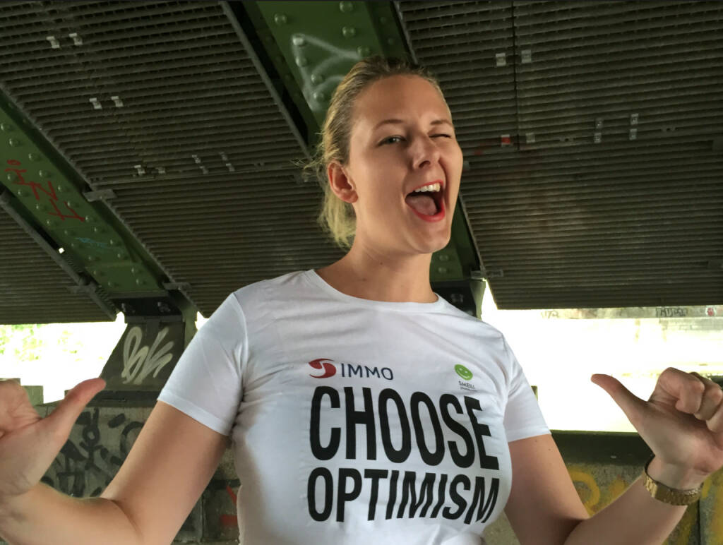 Yes Julia Pleschke, smoonr, Choose Optimism, Shirt in der S Immo / Smeil-Edition, © Diverse Fotografen / Aktion wurde vom Börse Express 2014 an photaq/BSN übetragen (30.07.2015) 
