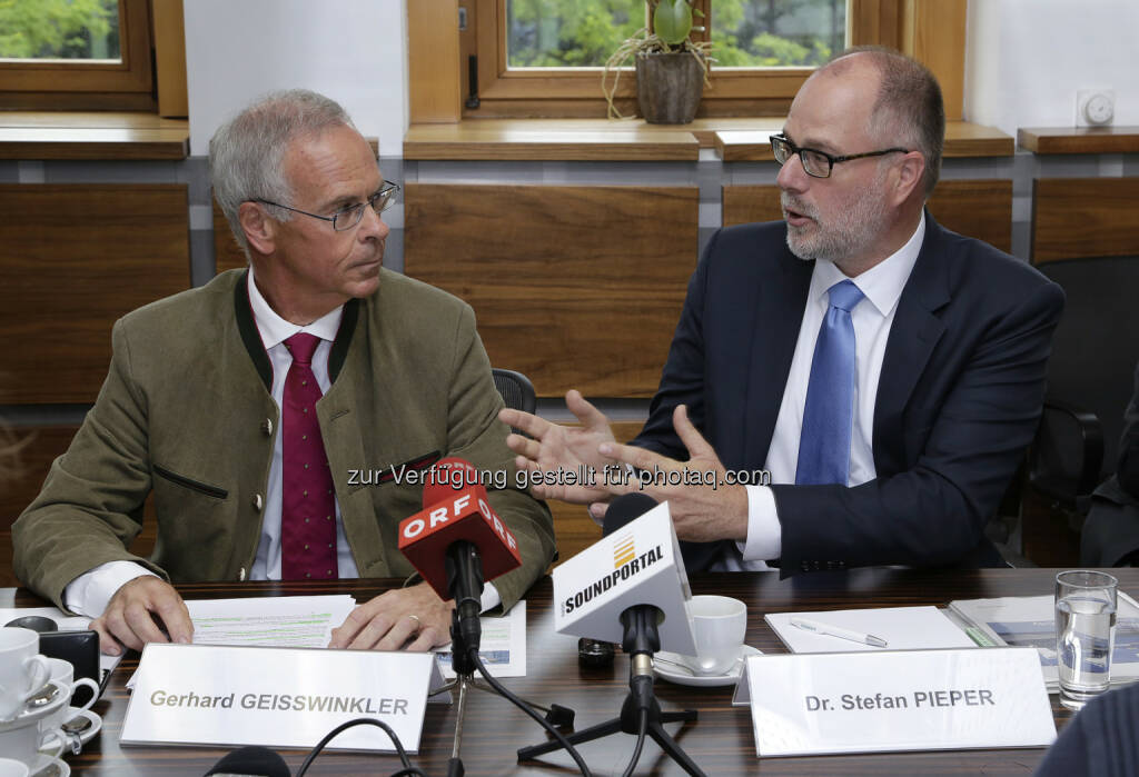 Gerhard Geisswinkler (Siemens Steiermark), Stefan Pieper (Leiter des Transformatorenwerks in Weiz) : Umweltfreundliche Transformatoren aus Weiz heizen Londoner Schule : © Siemens AG Österreich, Media Relations, © Aussender (30.07.2015) 