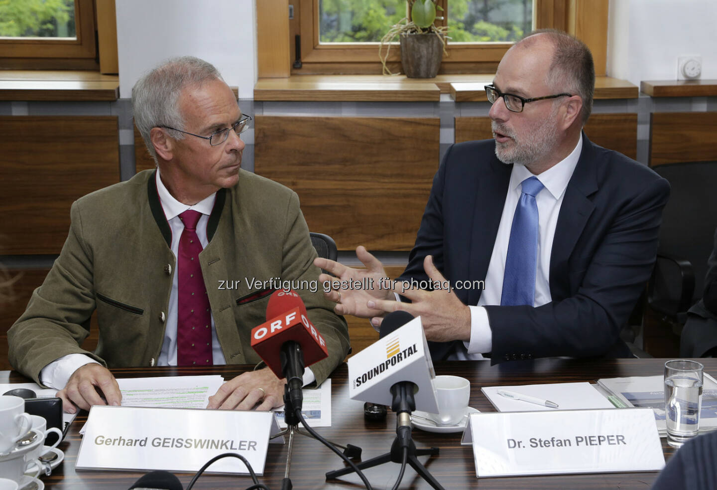 Gerhard Geisswinkler (Siemens Steiermark), Stefan Pieper (Leiter des Transformatorenwerks in Weiz) : Umweltfreundliche Transformatoren aus Weiz heizen Londoner Schule : © Siemens AG Österreich, Media Relations