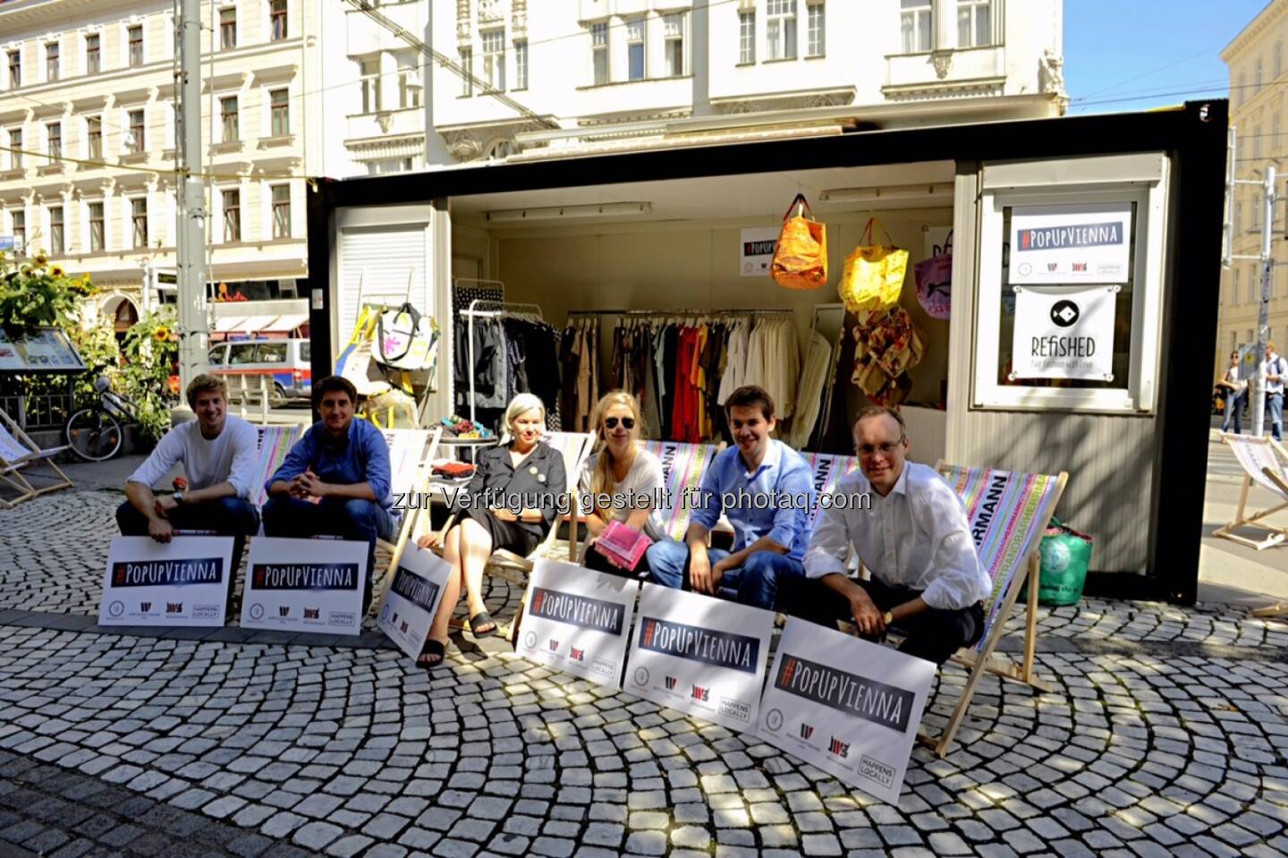 Andreas Jungblut, Hannes Baumgartner (beide nextSalesroom), Ulrike Plichta (b.dressed), Sissi Vogler (refished), Stefan Haubner (Junger Wirtschaftsbund), Alexander Biach (Wirtschaftsbund Wien) : #PopUpVienna 2015: Start der Pop-Up Sommer Container Kampagne 2015 : nextSalesroom, happens locally, Junger Wirtschaftsbund und Wirtschaftsbund Wien starten Kampagne für unternehmerische Freiheit, Kreativität und Flexibilität : Fotograf: Christian Mueller Fotocredit: WBW