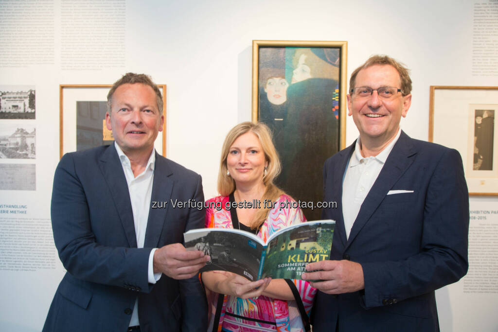 Peter Weinhäupl (Klimt-Foundation), Sandra Tretter (Klimt-Foundation), Christian Strasser (MQ Wien): Verabschiedung  des Klimt-Originals Die Schwestern (Freundinnen I) nach fünfwöchiger Präsenz im Rahmen einer Finissage am 2.8.2015 : Parallel dazu Vorstellung der Sitzmöbel des Wiener MuseumsQuartiers in der Marina Schörfling. Fotograf: Neumayr/mmv Fotocredit: Gustav Klimt / Wien 1900-Privatstiftung/apa-fs.neumayr, © Aussendung (03.08.2015) 