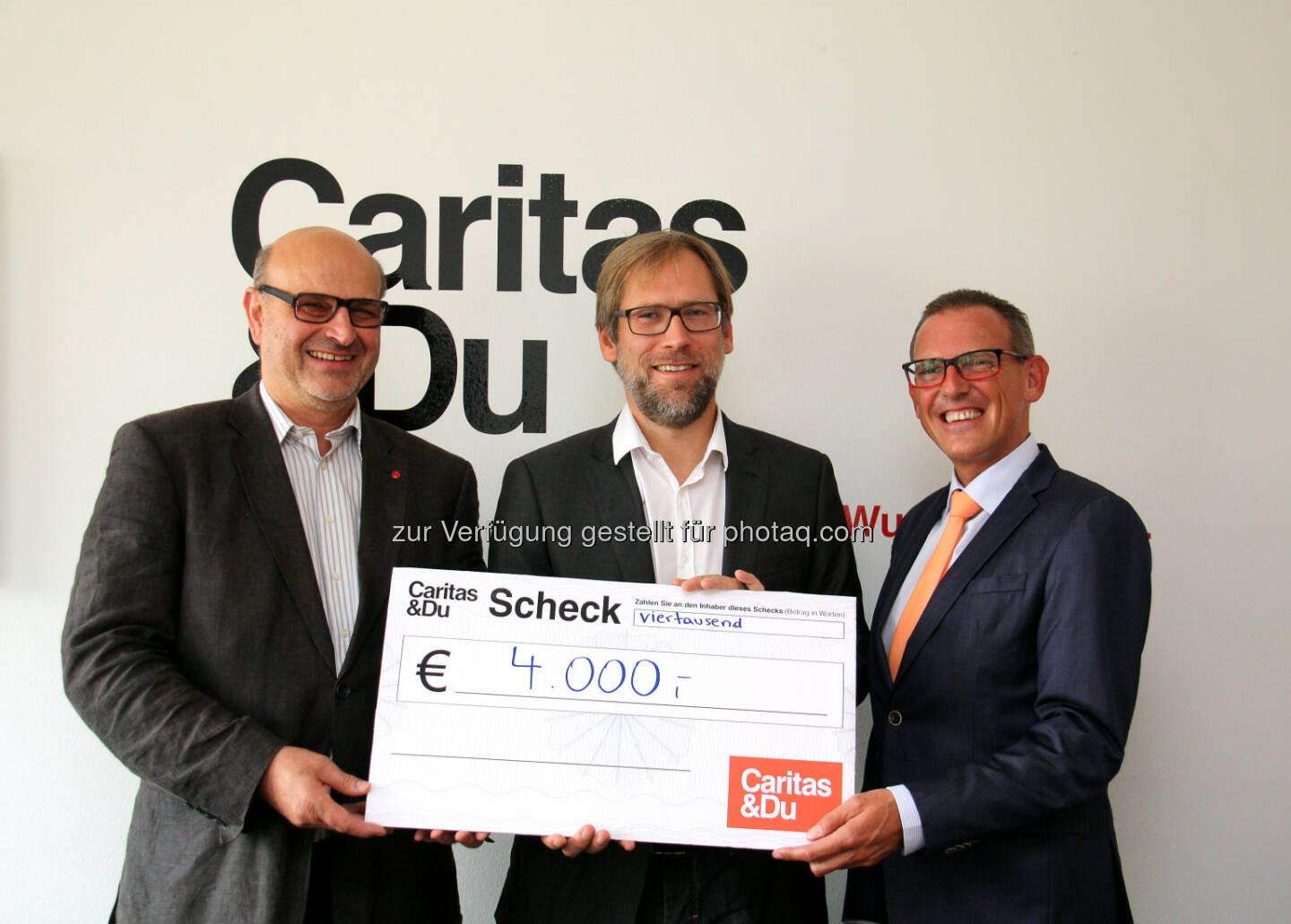 Rudolf Mittendorfer, Alexander Bodmann (Caritas), Gunther Riedlsperger  : Fachverband der Versicherungsmakler: Solidarität mit den Flüchtlingen in Traiskirchen : Spendenübergabe als Zeichen der Menschlichkeit :  © Fachverband der Versicherungsmakler/WKO 