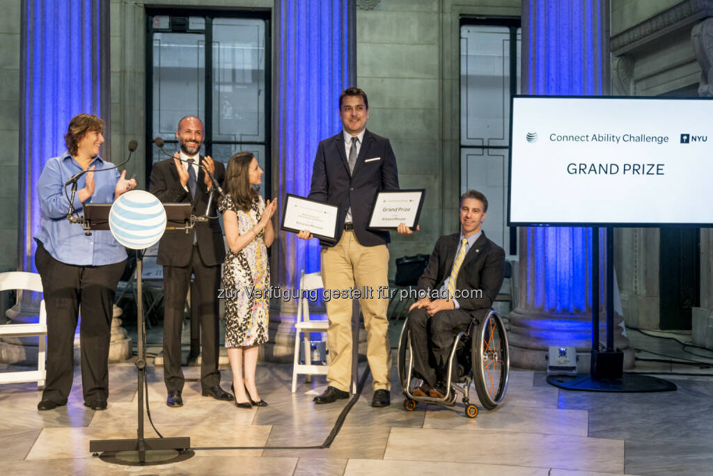 Anita Perr (Clinical Associate Professor, NYU), Neil Giacobbi (Executive Director, Public Affairs AT&T), Marissa Shorenstein (President of AT&T New York), Markus Pröll (Xcessity) Victor Calise (Commissioner of the Mayor’s Office for People with Disabilities) : Xcessity Gewinne,r der AT&T NYU Connect Ability Challenge in der Federal Hall New York : Fotograf: Giles Ashford Fotocredit: AT&T, © Aussendung (04.08.2015) 