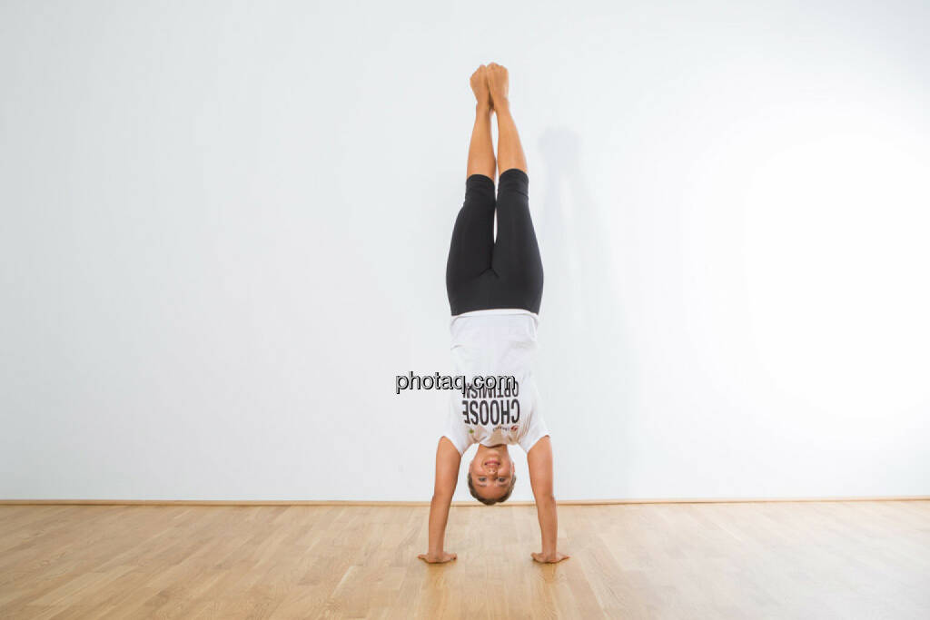 Petra Lebersorger, Handstand, Choose Optimism S Immo, ganzes Set unter http://photaq.com/page/index/2035, © Diverse Fotografen / Aktion wurde vom Börse Express 2014 an photaq/BSN übetragen (04.08.2015) 