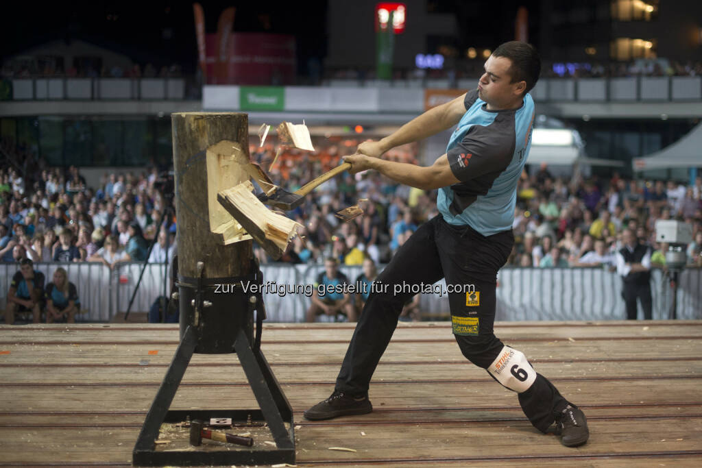 Armin Kugler Österreichischer Meister 2015 beim Standing Block Chop. Stihl Gesellschaft m. b. H.: Staatsmeisterschaft der Stihl® Timbersports® Series, Bild: Stihl® Timbersports® Series , © Aussendung (10.08.2015) 