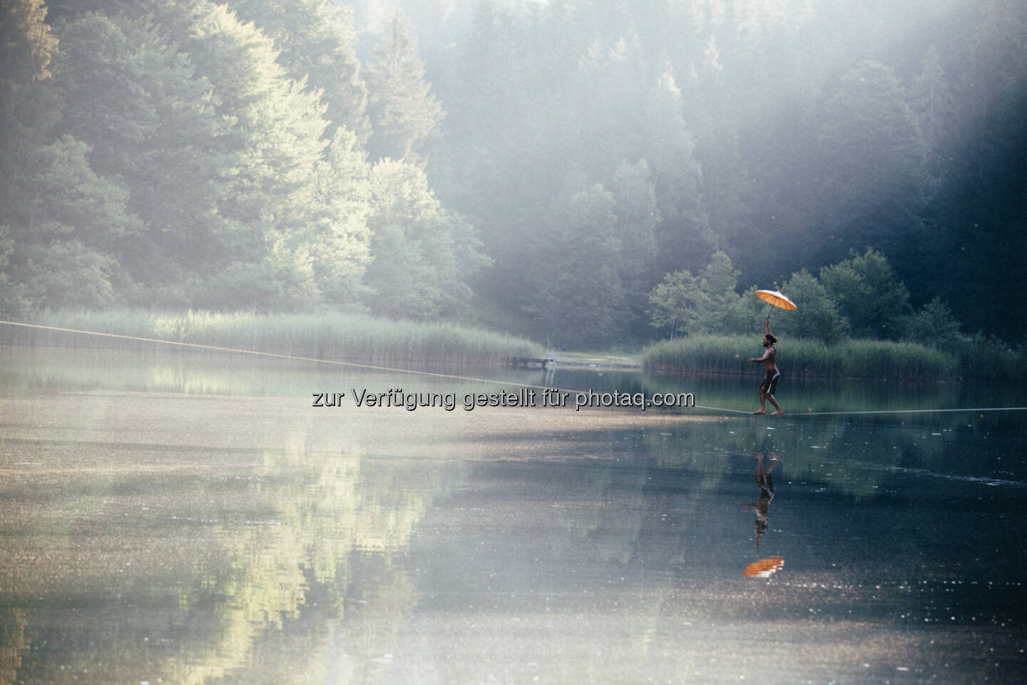 Christian Waldner : Alpbachtal Seenland Tourismus : Waterline-Spektakel am Berglsteiner See : Vom 12. bis 16. August wagen sich Akrobaten auf bis zu 130 Meter langen Slacklines über das Wasser - Balanceakt für Profis und Anfänger : © Flo Smith 