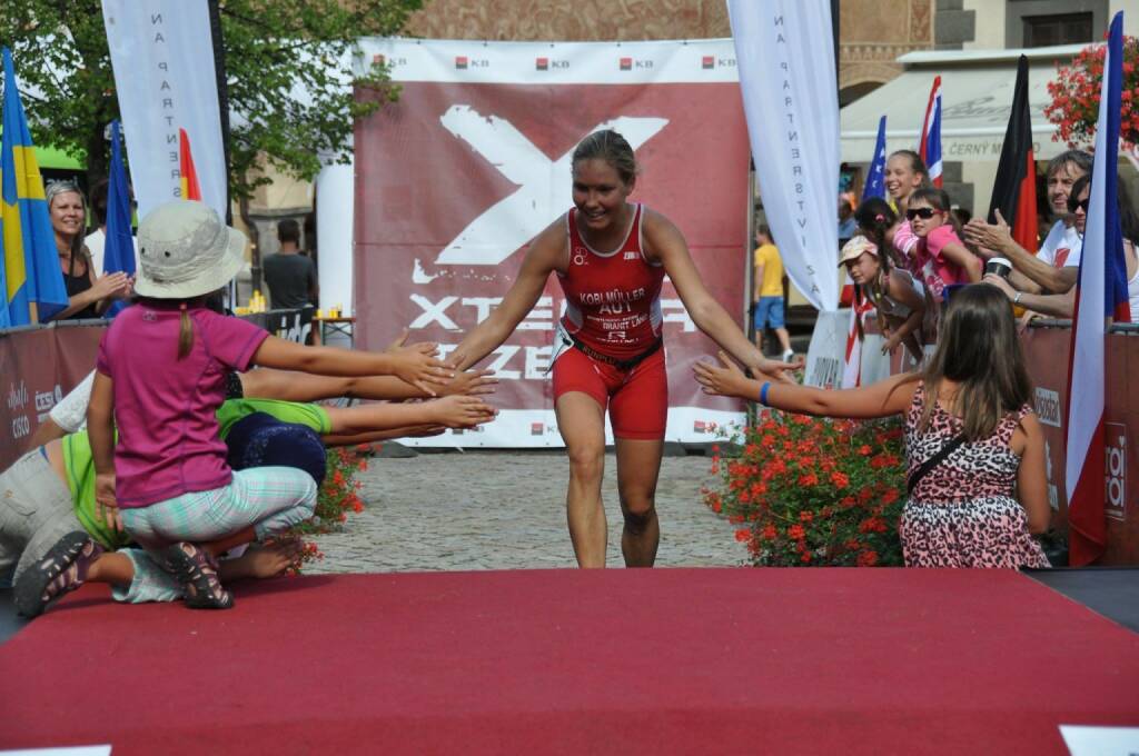 Handshake: Sandra Koblmüller mit Freude über Platz 4 beim XTerra Worldcup in Tschechien, Bild: Martin Wychera, © Sandra Koblmüller (12.08.2015) 