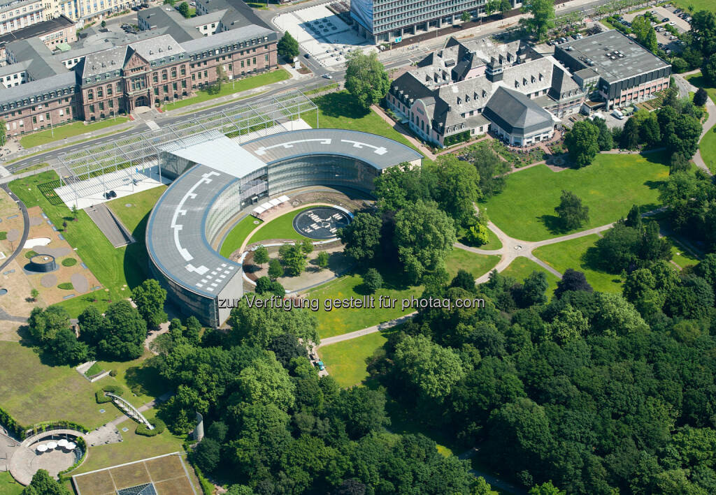 Bayer Konzernzentrale in Leverkusen : 850 neue Auszubildende bei Bayer : Ausbildung bleibt auf hohem Niveau : Konzern startet auch Pilotprojekt für Jugendliche mit Behinderung : © Bayer AG, © Aussendung (12.08.2015) 