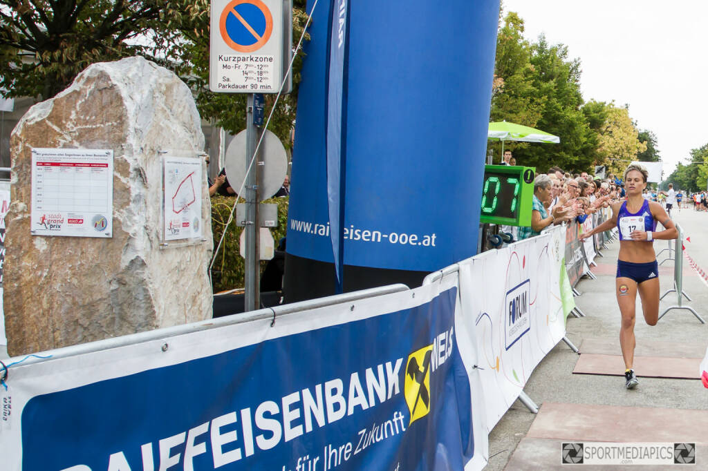Elisabeth Niedereder gewinnt den Marchtrenker Stadtgrandprix im 1 Meilen Rennen in 5.07 min (C) Manfred Binder) (15.08.2015) 