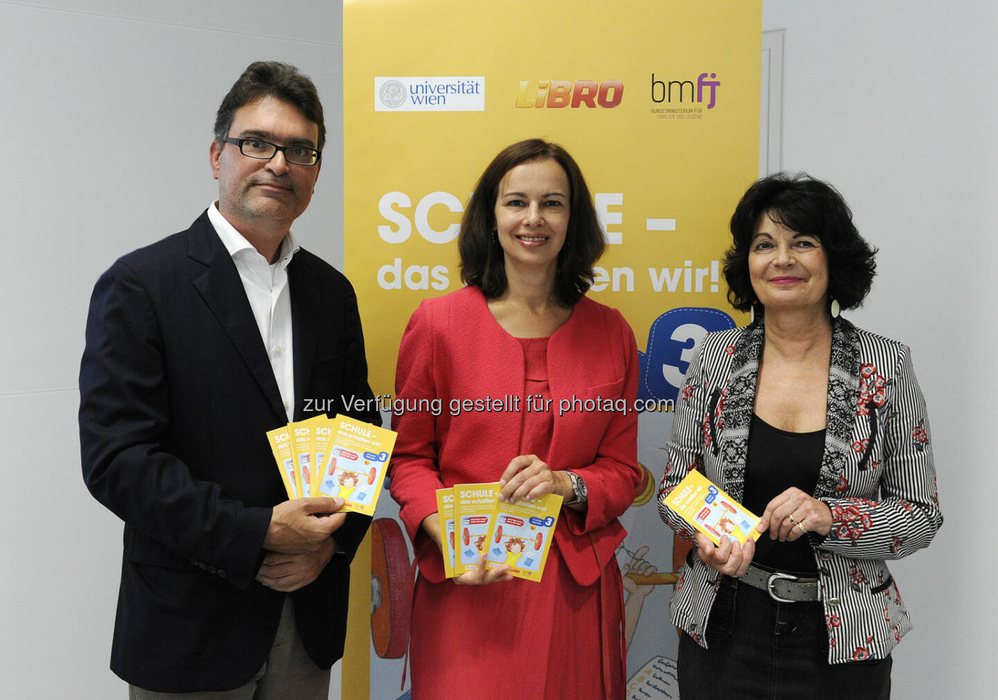 Martin Waldhäusl (Gf. Libro), BM Sophie Karmasin, Christiane Spiel (Universität Wien) : Bmfj, Universität Wien und Libro präsentieren dritten Teil der Ratgeberserie „Schule, das schaffen wir!“ : Unter dem Motto „Stärken stärken“ erarbeiten Kinder unter wissenschaftlicher Leitung Leitfaden, um Talente von Kindern optimal zu fördern : : © Fotograf: Regina Aigner/Fotocredit: BKA