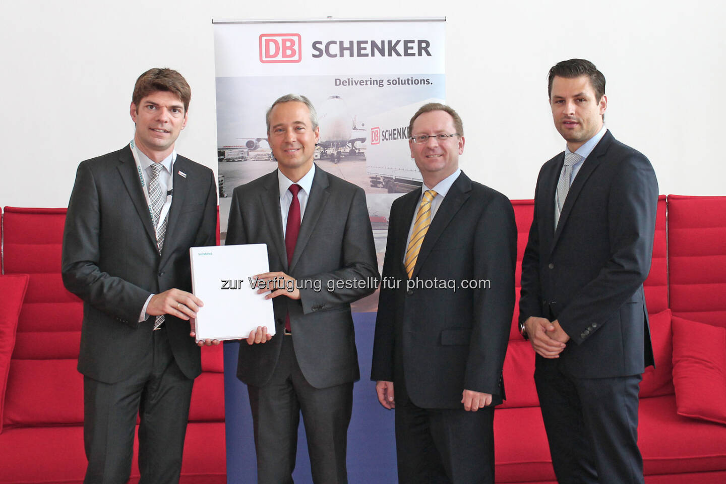 Alexander Winter (Mitglied des Vorstandes von DB Schenker in Österreich und Südosteuropa), Peter Hinteregger (Head of Supply Chain Management Emea, Siemens), Niklas Nitsch (Head of Logistics CEE, Siemens), Martin Hackl (Leiter der DB Schenker-Geschäftsstelle Wien) : DB Schenker wird Logistikpartner von Siemens Österreich : © DB Schenker