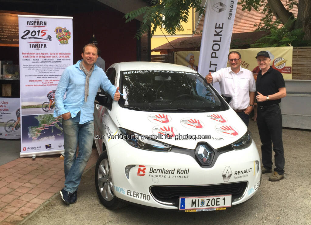  Michael Rosenberg (Intendant Filmhof Weinviertel), Thomas Polke (GF Autohaus Polke GmbH), Herbert Hawel (Lions Club Weinviertel Nord) : Michael Rosenberg unternimmt Soloradfahrt von Asparn nach Tarifa : Renault unterstützt Aktion „Ein langer Weg ans Licht“ : Elektroauto Renault ZOE begleitet Projekt auf allen Etappen : 3.500 Kilometer im Sattel, quer durch vier Länder auf zwei Rädern : Mit den Spendenerlösen will der ambitionierte Intendant des Filmhofs Weinviertel in Asparn die Kriminalprävention gegen sexuellen Missbrauch von Kindern stärken. Dazu zählt auch das Projekt Mein Körper gehört mir der Lions Österreich : © Martin Hesz, © Aussender (18.08.2015) 