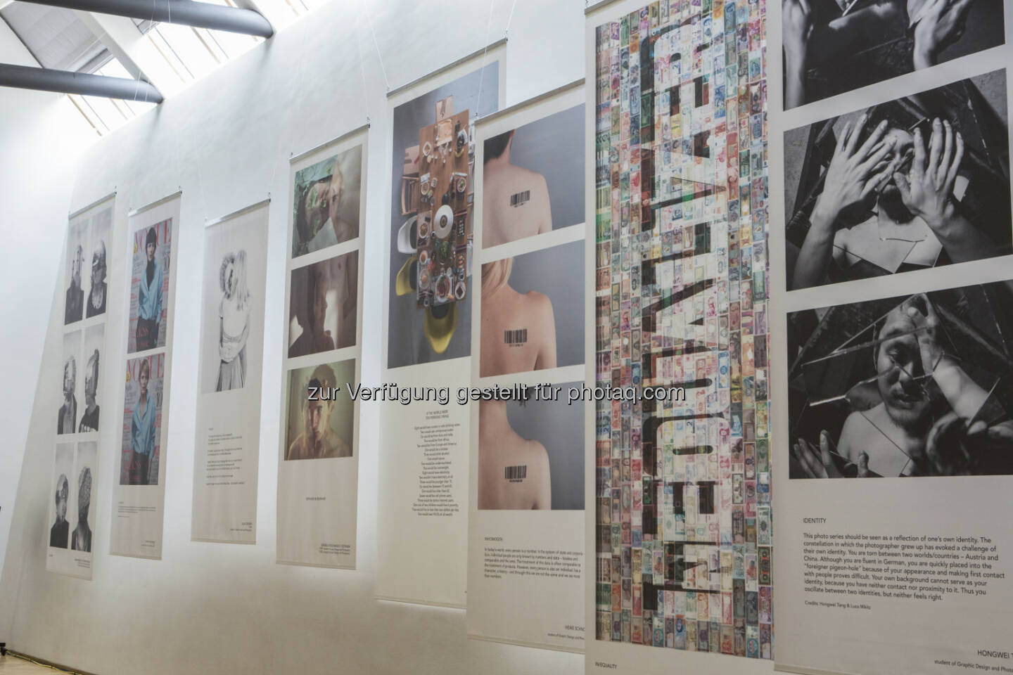 Kunst und Kultur beim Europäischen Forum Alpbach: Studierende der Kunstuniversität Linz präsentieren im Congress Centrum Alpbach Fotografien zum Thema UnGleichheit : Von 19. August bis 4. September werden 4.500 Menschen aus 86 Nationen beim Europäischen Forum Alpbach die Ursachen und Folgen von Gleichheit und Ungleichheit aufspüren : Fotograf: Lukas Hüller/Fotocredit: Lukas Hüller/Europäisches Forum Alpbach