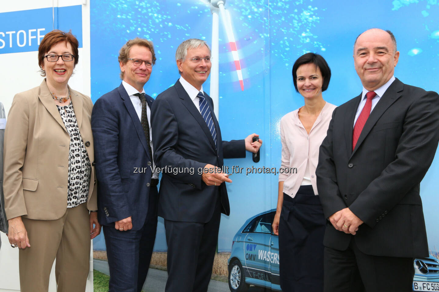 Theresia Vogel (Geschäftsführerin Klima- und Energiefonds), Stefan Szyszkowitz (Vorstandsdirektor EVN), Alois Stöger (Bundesminister für Verkehr, Innovation und Technologie), Elisabeth Engelbrechtsmüller-Strauss (CEO Fronius International GmbH), Manfred Leitner (Vorstandsdirektor OMV Downstream): bmvit und Klima- und Energiefonds eröffnen erste
Power-to-Gas Anlage in Österreich, Fotograf: Ludwig Schedl/APA