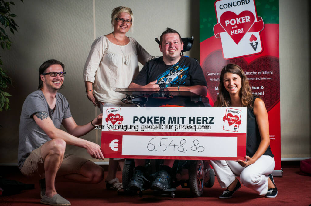 Gerhard Nutz, Frau und Herr Kleinhofer, Chantal Zanoni : Poker mit Herz hilft schnell und direkt : Gerhard Kleinhofer erlitt vor rund zwei Jahren trotz seines jungen Alters einen schweren Schlaganfall und lag danach längere Zeit im Koma. Um Herrn Kleinhofer auch eine aktive Teilnahme am Leben außerhalb seiner 4 Wände ermöglichen zu können und die Familie finanziell zu entlasten, hat Poker mit Herz den notwendigen Umbau seines Autos mitfinanziert. Dank der großzügigen Spenden der PokerspielerInnen in ganz Österreich konnte sein Wunsch realisiert werden. Herr Kleinhofer fährt jetzt ein Auto, das seinen Bedürfnissen entsprechend umgebaut wurde und für ihn ein unerlässliches Hilfsmittel zur Bewältigung seines Alltages darstellt : Fotograf: Fabian Grubler/Fotocredit: Concord Card Casino, © Aussender (20.08.2015) 