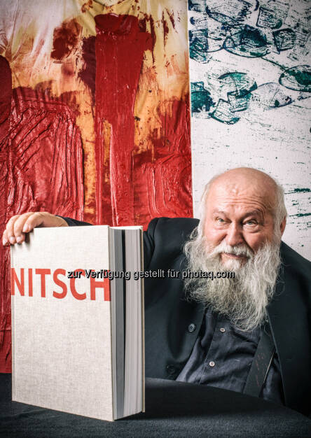 Hermann Nitsch präsentiert am 29. August erstmals seine umfassende Monografie im nitsch museum in Mistelbach –  ein 900 Seiten starkes Opus Magnum. Exakt am Tag seines 77. Geburtstages präsentiert Hermann Nitsch das erste umfassende Nachschlagewerk zu allen Bereichen seines Gesamtkunstwerkes, herausgegeben vom Verein Gesamtkunstwerk Nitsch und mit dem Kunstbuchverlag Walther König : © Jan Gott, © Aussendung (20.08.2015) 