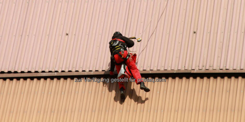 Verbund: Cathy Zimmermann mit den Höhenarbeitern am Kraftwerk Dürnrohr, © Verbund Blog (17.03.2013)