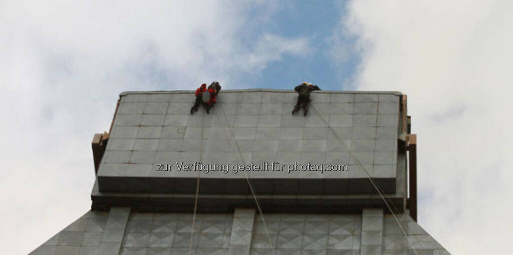 Verbund: Cathy Zimmermann mit den Höhenarbeitern am Kraftwerk Dürnrohr, © Verbund Blog (17.03.2013) 