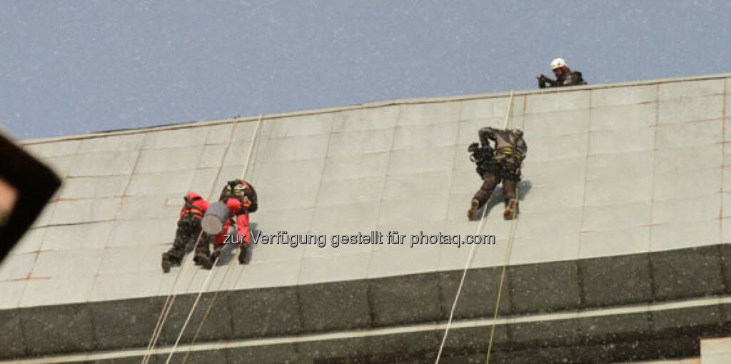 Verbund: Cathy Zimmermann mit den Höhenarbeitern am Kraftwerk Dürnrohr, © Verbund Blog (17.03.2013) 