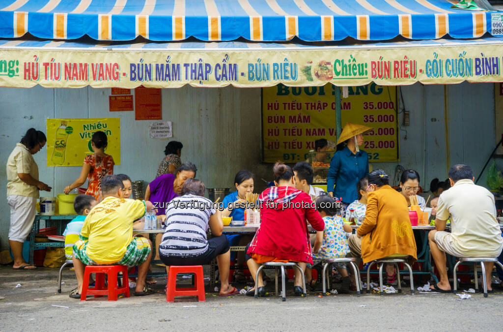 Esskultur in Vietnam : Esskultur im Wandel : Essen und Körper werden immer mehr zum Ausdruck von Lebensqualität und Identität. Eine der zentralen Fragen rund um das Bevölkerungswachstum ist jene der Ernährung. Dabei kommen hier zunehmend die Folgen des Nahrungsmittelüberflusses zum Tragen. Ein Grundlagenforschungsprojekt des Wissenschaftsfonds FWF will dem Thema nun eine neue Perspektive aus entwicklungssoziologischer Sicht hinzufügen. Am Beispiel von Vietnam untersuchen Forscherinnen und Forscher der Universität Wien den Wandel in der globalen Esskultur und fragen, welchen Sinn Menschen dem Essen und ihrem konsumierenden Körper heute zuschreiben : © shutterstock, © Aussender (24.08.2015) 