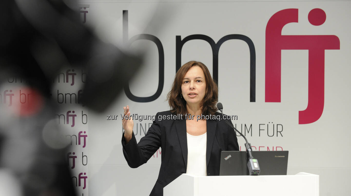 Sophie Karmasin (Familienministerin) : „Menschen „abfangen“ bevor sie sich radikalisieren“
Beratungsstelle Extremismus des bmfj seit 8 Monaten aktiv – Prävention und Hilfestellung im Ernstfall : Fotograf: Regina Aigner/Fotocredit: bmfj/Aigner