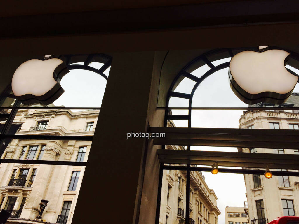 Apple Logo, zwei, 2, © photaq.com (24.08.2015) 