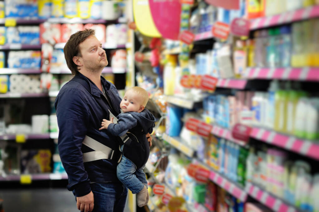 Windeln, Pflegeprodukte, Baby, Konsumgüter, Geschäft, kaufen, Vater, Eltern, http://www.shutterstock.com/de/pic-296800304/stock-photo-father-and-his-son-at-supermarket.html (25.08.2015) 