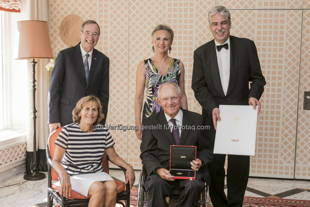 WKÖ-Präsident Christoph Leitl, Ingeborg Schäuble, Ursula Schelling, Wolfgang Schäuble, Hans Jörg Schelling : Goldene Ehrenmedaille der WKÖ an Wolfgang Schäuble verliehen : © Benedikt von Loebell, © Aussendung (25.08.2015) 