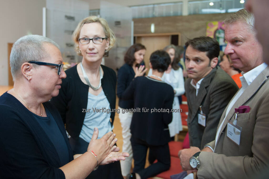 BM Sabine Oberhauser, Ursula Schmidt-Erfurth (Vizepräsidentin des Europäischen Forums Alpbach), Philippe Narval (Geschäftsführer des Europäisches Forums Alpbach), Jan Oliver Huber (Generalsekretär Pharmig) : Gesundheitsgespräche geben Pionieren eine Bühne : Damit zivilgesellschaftliche Projekte keine Eintagsfliegen bleiben, müssen sie stärker finanziell unterstützt, evaluiert und institutionalisiert werden. Mit diesem Appell richten sich die Arbeitsgruppen der Alpbacher Gesundheitsgespräche an die Ministerinnen Sophie Karmasin und Sabine Oberhauser : © Luiza Puiu/Fotocredit: Luiza Puiu/Europäisches Forum Alpbach, © Aussender (25.08.2015) 