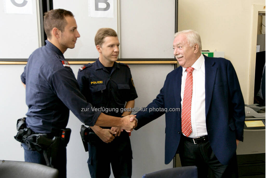 Häupl (Bürgermeister Wien), Polizeiinspektion am Deutschmeisterplatz : „Stellen uns Herausforderungen – mit Charakter und Anstand!“ Dank für die Leistung der BeamtInnen  : © spö, © Aussender (26.08.2015) 