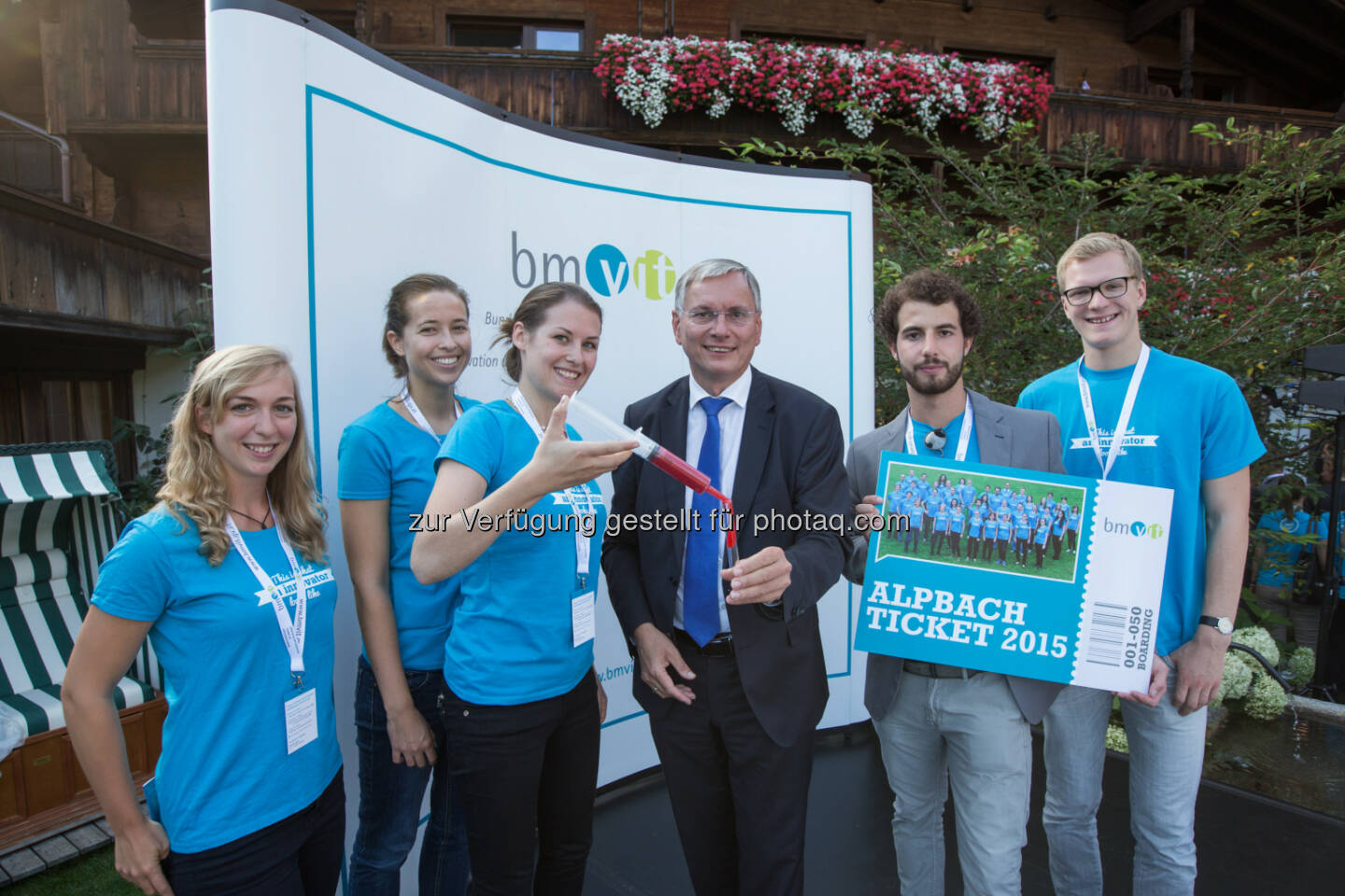 BM Alois Stöger übergibt den Studenten das Alpbach Ticket : Veranstaltung Talente Cocktail im Rahmen der Alpbacher Technologiegespräche 2015 : Inoffizieller Auftakt mit fünfzig jungen NachwuchsforscherInnen : © Fotograf: Julia Hammerle/Fotocredit: bmvit /Julia Hammerle