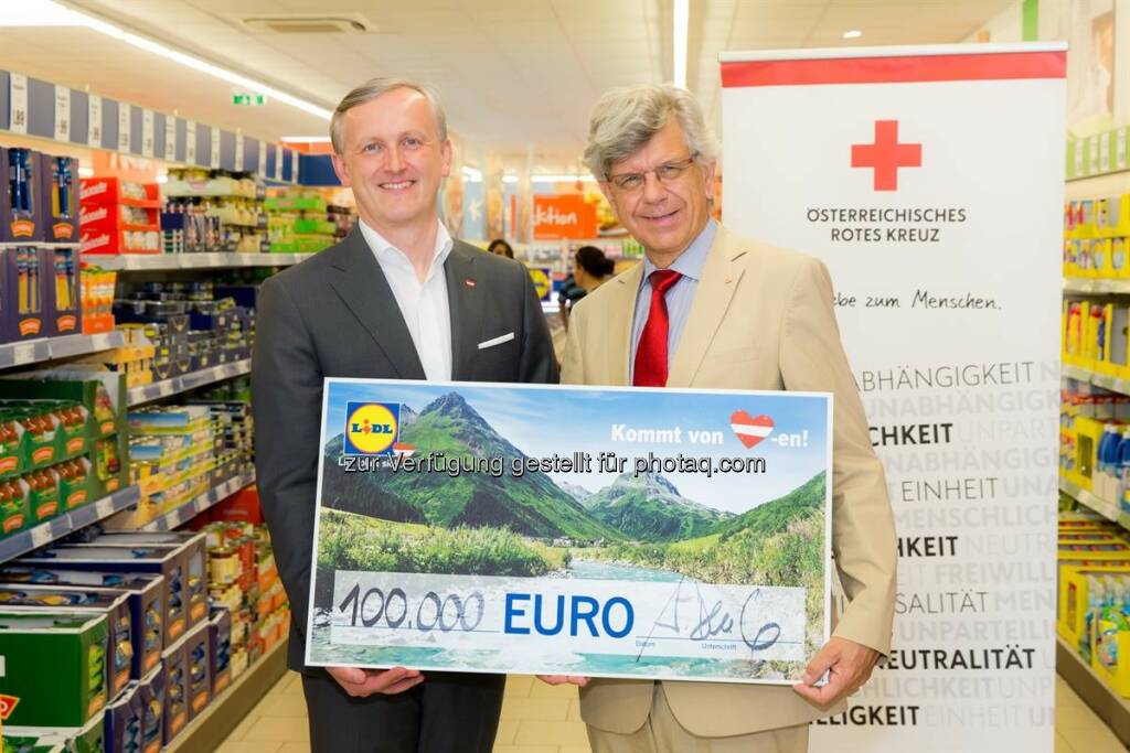 Alexander Deopito (Vorsitzender der Geschäftsleitung von Lidl Österreich), Werner Kerschbaum (Generalsekretär des Österreichischen Roten Kreuzes) : Lidl Österreich spendet erneut 100.000 Euro an die „Kinderburg Rappottenstein“ und setzt ein starkes Zeichen der Solidarität und unterstützt einmal mehr die Arbeit des Österreichischen Roten Kreuzes : © Lidl Österreich, © Aussender (27.08.2015) 