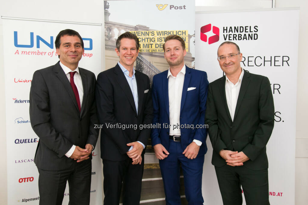 Peter Umundum (Vorst. Paket & Logistik, Österr. Post), Markus Böhm (GF Pfeiffer Handels GmbH & Pfeiffer New Solutions GmbH), Rainer Will (GF Handelsverband), Harald Gutschi (Sprecher der Geschäftsführung Unito/otto group Österr.) : Neue Logistik-Lösungen für die Letzte Meile im boomenden Online-Handel : Durch Samstagszustellung, Lebensmittelversand und exakte Zustellzeitfenser attraktiviert die Post das Kundenangebot für Händler in Österreich : © Fotograf: Arman Rastegar/Fotocredit: Handelsverband, © Aussender (27.08.2015) 