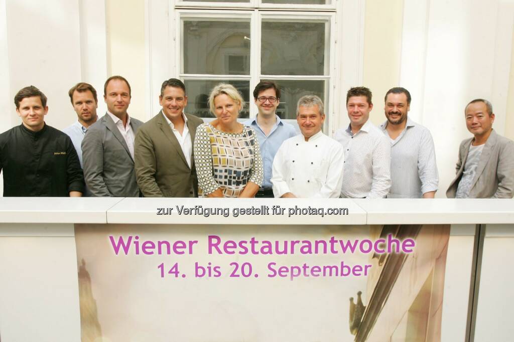 Fabian Philler (Chefkoch Clementine im Glashaus); Thomas und Hans Figlmüller (Inhaber Lugeck Figlmüller Wien); Robert und Gabriele Huth (Inhaber Huth Gastronomie); Dominik Holter (Organisator der Wiener Restaurantwoche); Toni Schrei (Chefkoch Stadtgasthaus Eisvogel); Michael Böhm (Inhaber, Chefkoch Landgasthaus Böhm); Stefan Svoboda (Inhaber Freyung4) und Simon Hong (Chefkoch ON/ON Market) : Wiener Restaurantwoche Herbst 2015: Top-Gastronomie zu Spitzenpreisen mit mehr als 70 Lokalen vom 14.09. bis 20.09. : Fotograf: Peter Hautzinger/Fotocredit: Unique Public Relations GmbH/APA-Fotoservice/Hautzinger, © Aussender (31.08.2015) 