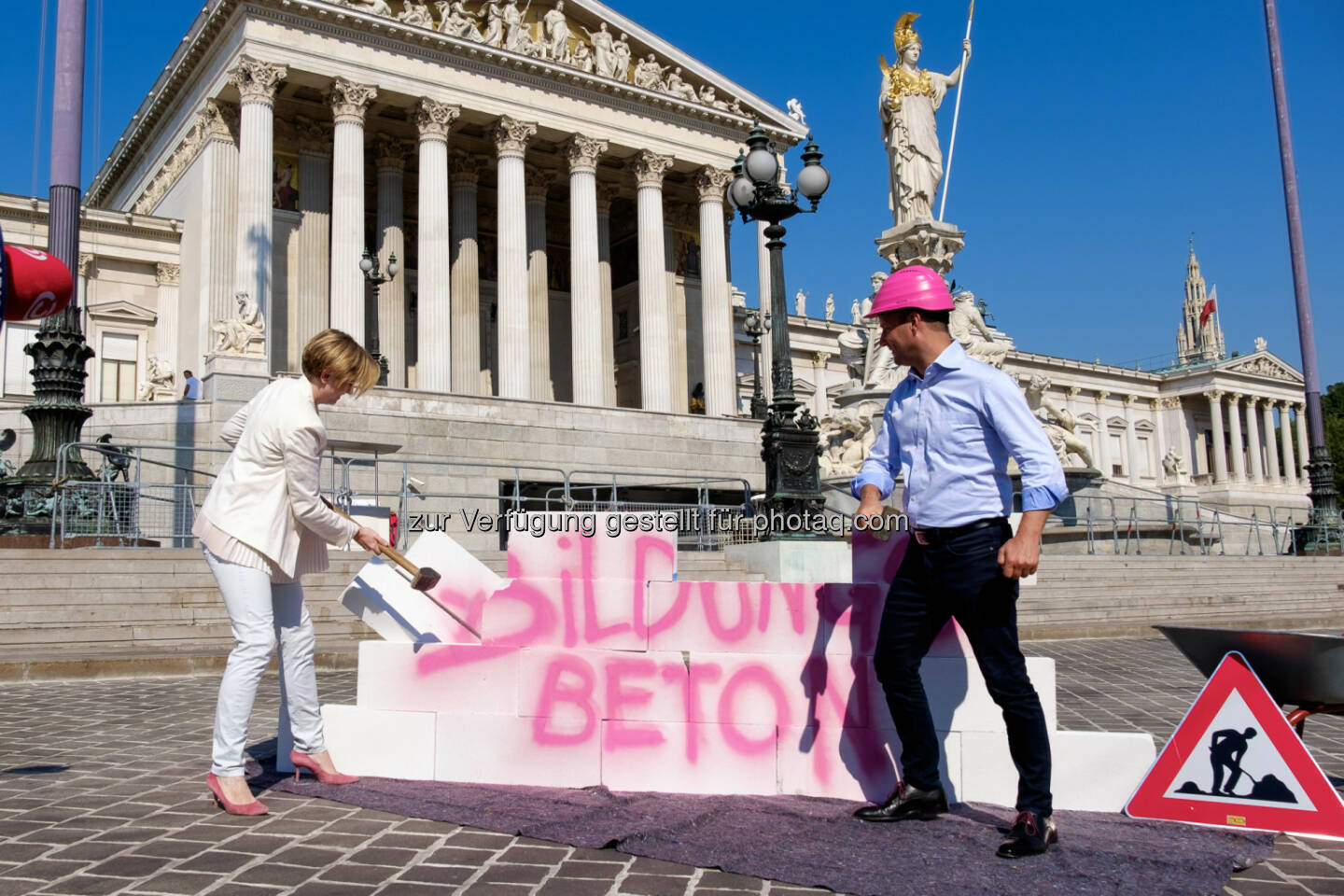 Beate Meinl-Reisinger, Matthias Strolz : Neos: Starke Volksschulen für starke Kinder statt Bildungsbeton : Strolz / Meinl-Reisinger: „Reißen wir die Betonwand zwischen Kindergarten und Volksschule nieder!“ Fotograf: Florian Albert/
Fotocredit: Neos