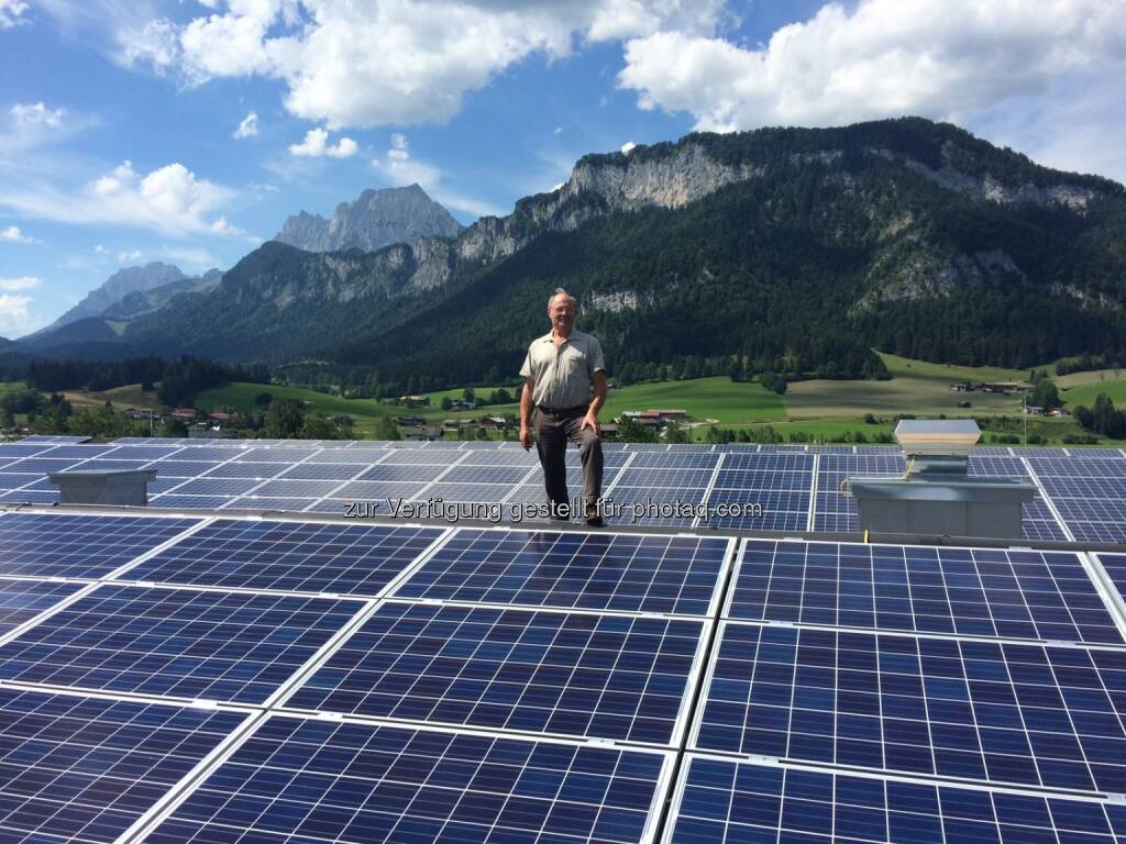 Josef Huber (Inhaber Huber Tiefkühl Gmbh, Sankt Johann) : Die Firma Huber Tiefkühl Gmbh, die Waren für Produzenten in Sankt Johann einlagert und tiefkühlt, produziert die Kälte mit eigenem Öko-Sonnenstrom. Mit dieser Investition werden die Betriebskosten deutlich reduziert, und diese ist in wenigen Jahren amortisiert. : Fotograf: Armin Saxl/Fotocredit: www.tyrolpv.at, © Aussendung (01.09.2015) 