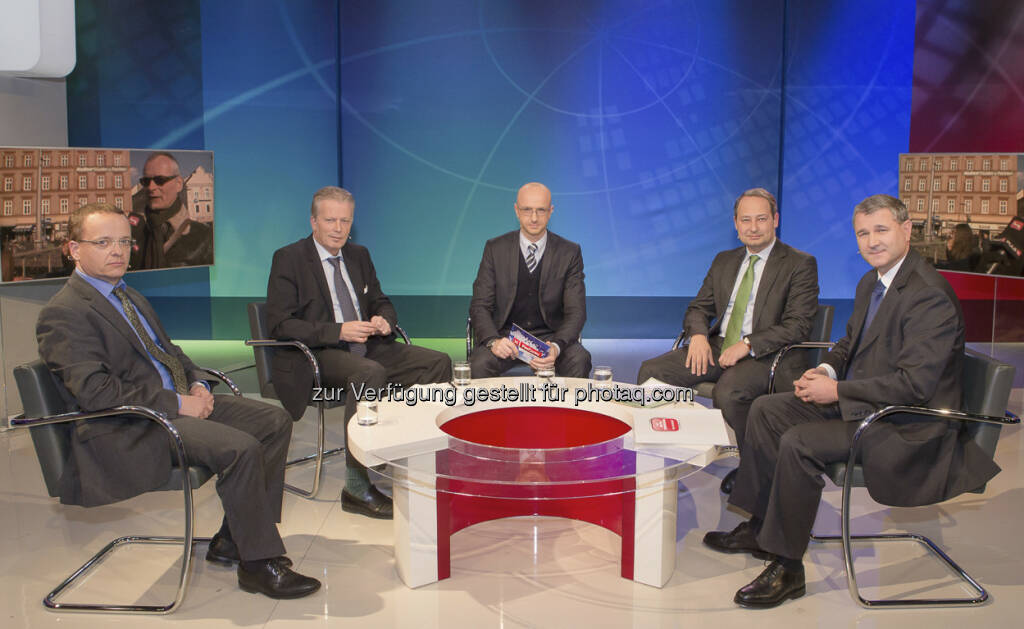 vlnr: Wolfgang Amann, Reinhold Mitterlehner, Jürgen Peindl, Andreas Schieder und Georg Niedermühlbichler bei Puls4: ÖVP will Wohnen wieder leistbar machen: Können die Schwarzen beim Haus und Hof-Thema der SPÖ punkten? (c) Puls 4 (19.03.2013)