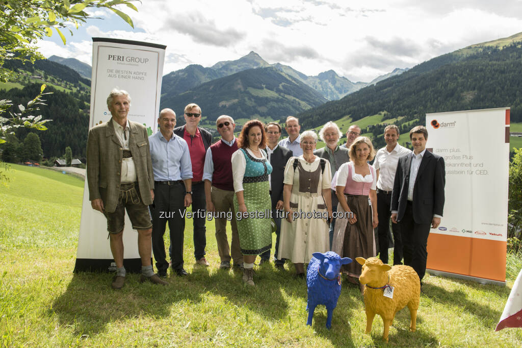 Harald Vogelsang (darm plus), Hanns Kratzer (Peri Consulting), Christoph Dachs (Ögam), Peter Knoflach (KH Wels), Evelyn Groß (Ömccv), Christoph Högenauer (Med Uni Graz), Alexander Herzog (SVA), Anita Beyer (darm plus, Ivepa), Manfred Maier (Med Uni Wien), Herbert Tilg (Med Uni Innsbruck), Ulrike Mursch-Edlmayr (Apothekerkammer OOe), Wolfgang Markl (Tiroler Landeskrankenanstalten GmbH), Martin Schaffenrath (Hauptverband) : Chronisch entzündliche Darmerkrankungen (CED) : Der Verein Darm Plus setzt sich vor allem für eine weitreichende Bewusstseinsbildung für CED und eine Verbesserung der medizinischen Versorgung in diesem Bereich ein. Vor diesem Hintergrund fand eine hochkarätige Expertenrunde im Rahmen der Gipfelgespräche auf der Schafalm in Alpbach statt : Fotograf: Birgit Pichler/Fotocredit: Welldone/APA-Fotoservice/Pichler, © Aussender (01.09.2015) 